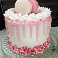 PASTEL CON DRIP DE FRESA