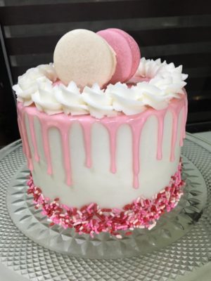 PASTEL CON DRIP DE FRESA