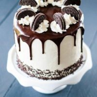 PASTEL DE VAINILLA CON DRIP DE CHOCOLATE